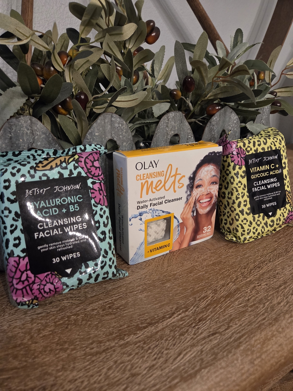 Olay And Betsey Johnson Cleansing Melts Daily Facial Cleanser And Vitamin C Wipe